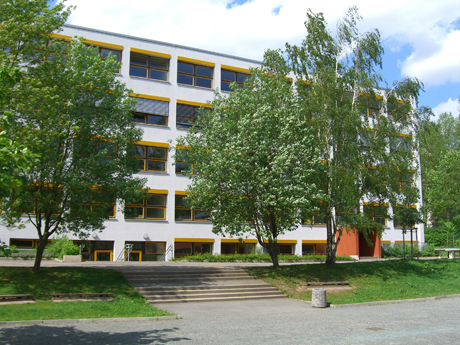 das schulgebude von hinten